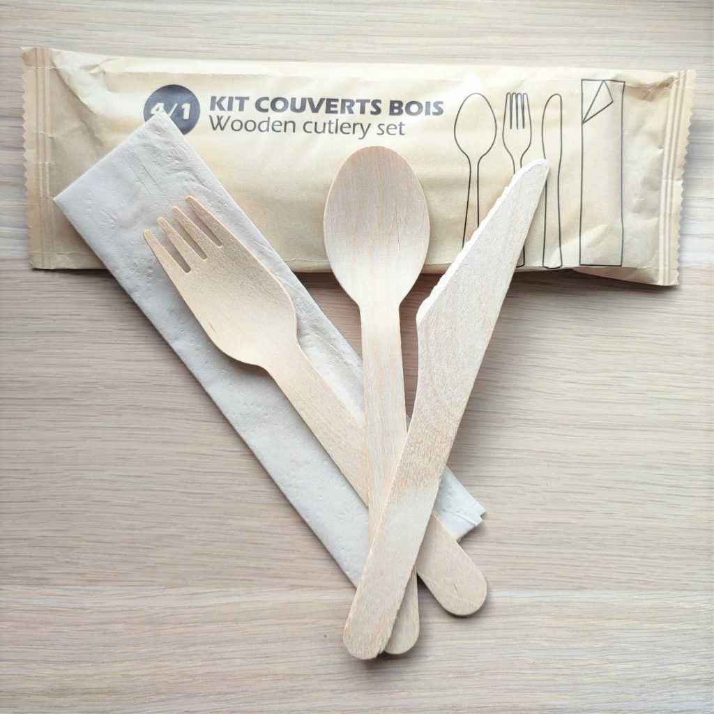 Kit couverts en bois (serviette, fourchette, couteau et cuillère)